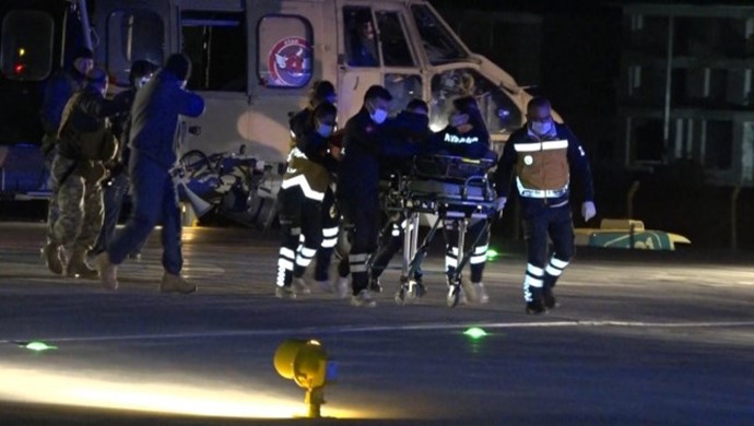 Dağda Mahsur Kalan 4 Kişi Askeri Helikopterle Kurtarıldı