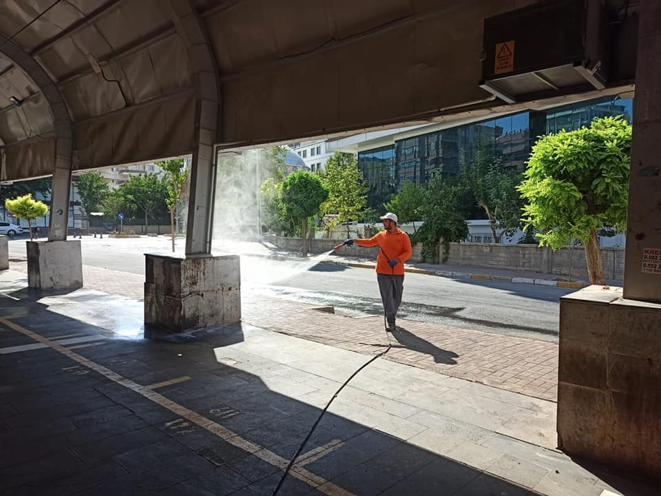 Bir bir veya daha fazla kişi, ayakta duran insanlar ve su kütlesi görseli olabilir