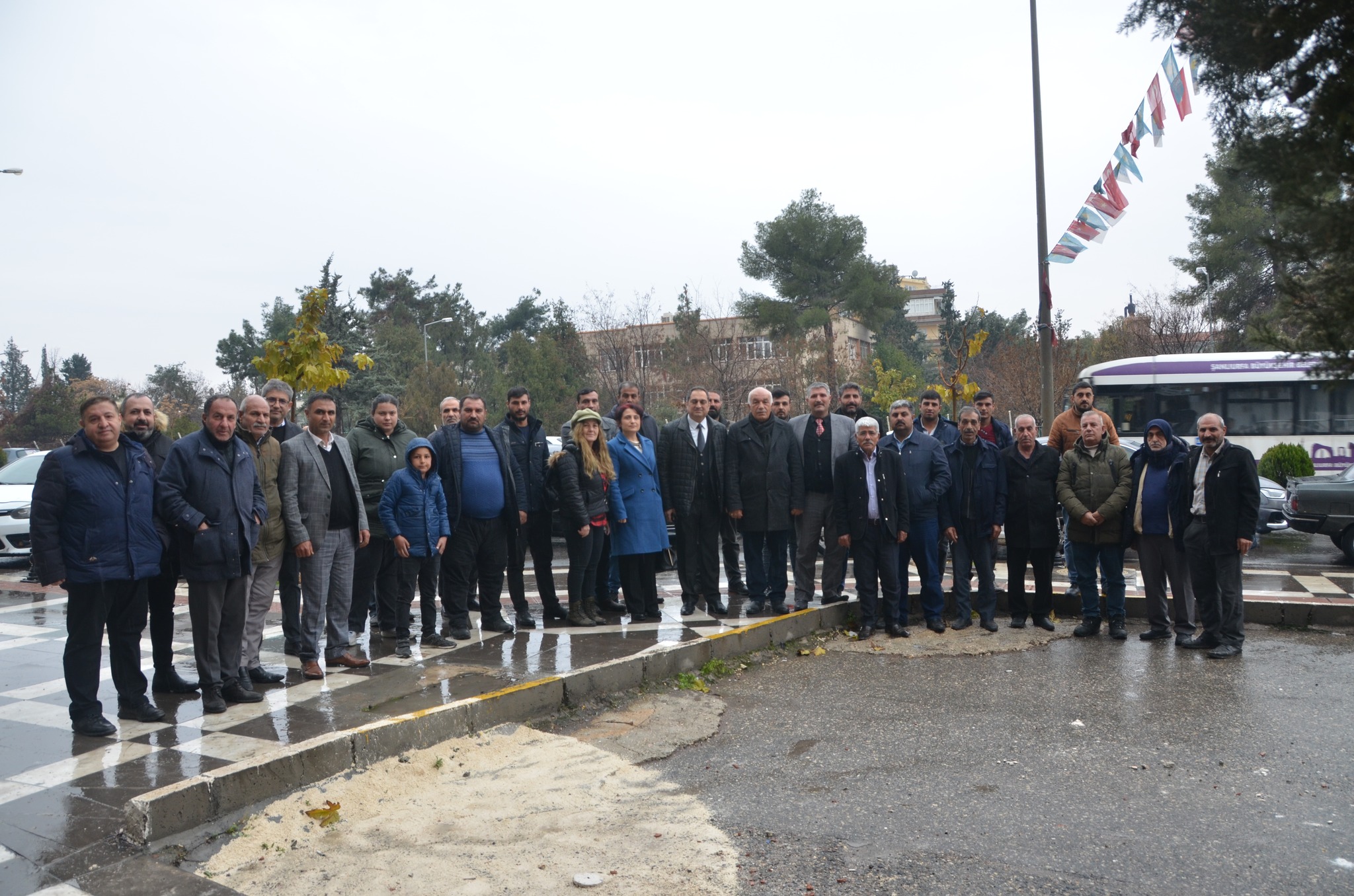 Bir 18 kişi, ayakta duran insanlar ve açık hava görseli olabilir