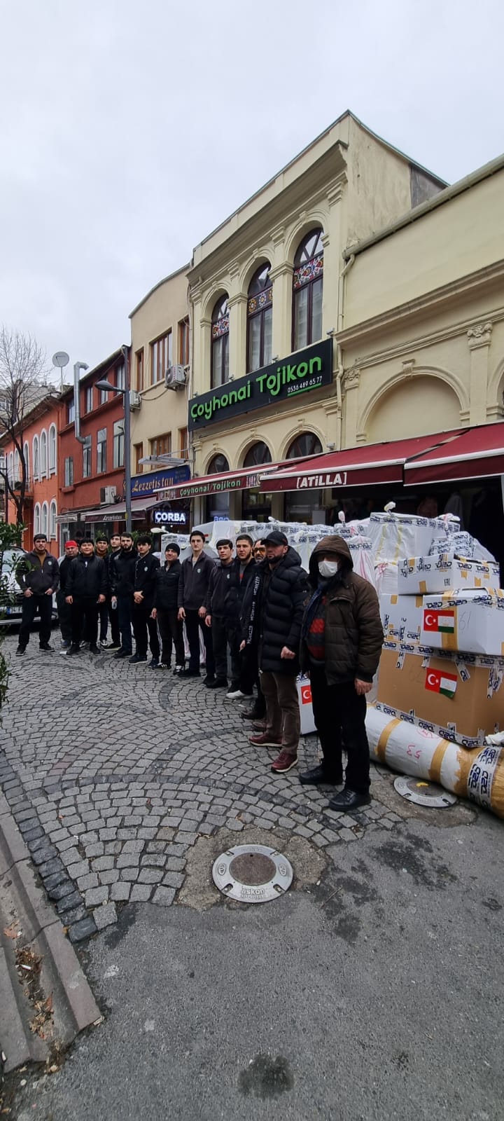 Bir 7 kişi, ayakta duran insanlar ve açık hava görseli olabilir