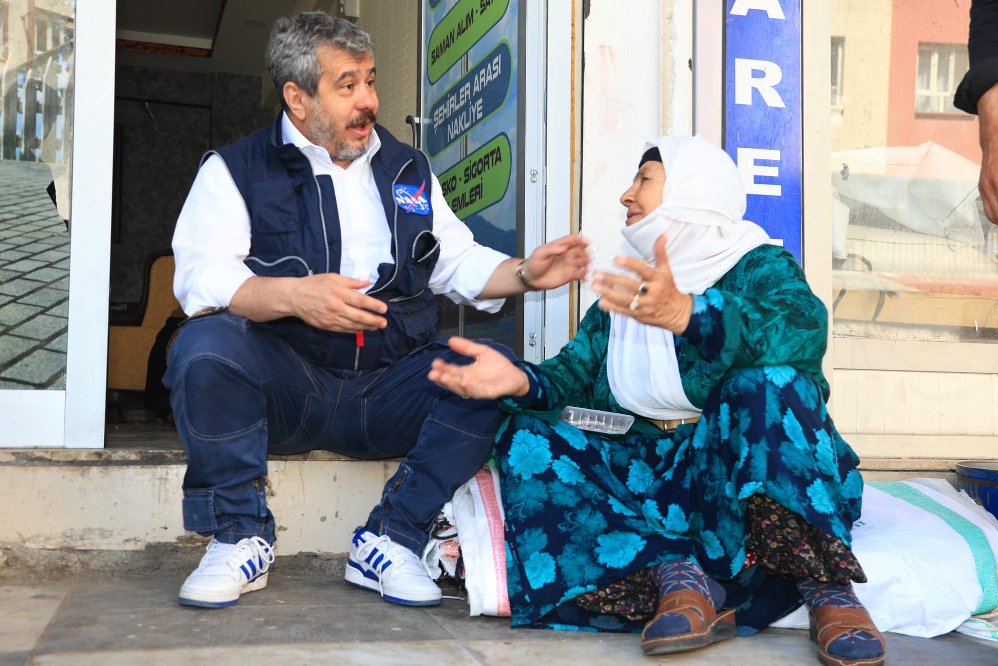 Bir 3 kişi, sokak ve yazı görseli olabilir