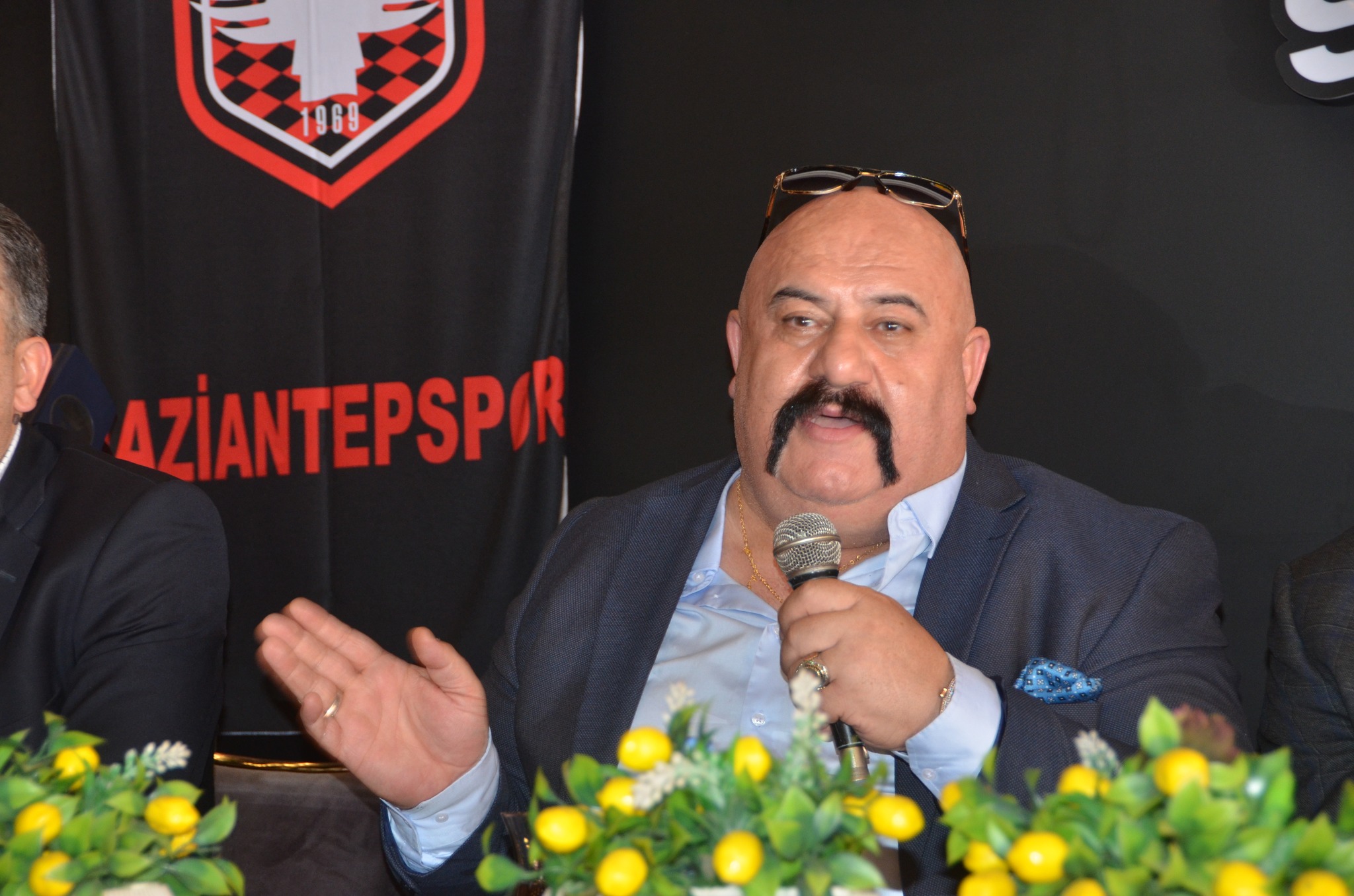 Bir 2 kişi ve şunu diyen bir yazı '1969 AZIANTEPSPOR' görseli olabilir