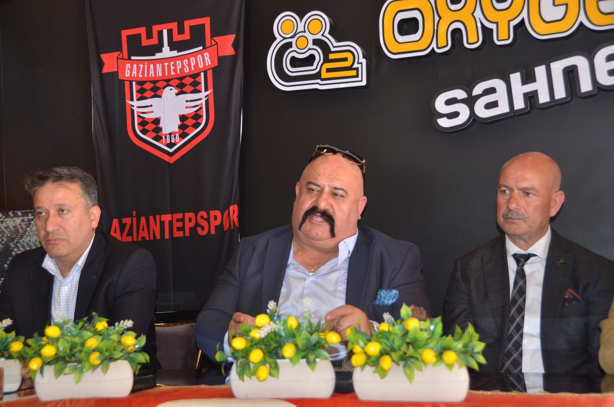 Bir ‎3 kişi ve ‎şunu diyen bir yazı '‎الكم GAZIANTEPSPOR 1988 ב9 שדחס saHNe AZIANTEPSPOR‎'‎‎ görseli olabilir