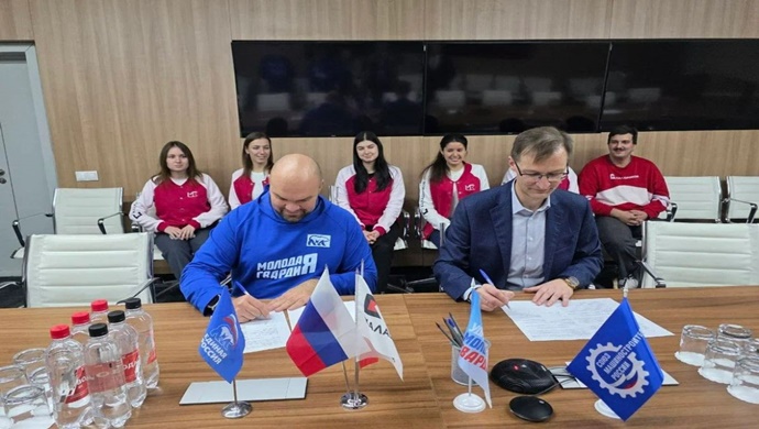 Birleşik Rusya’nın Genç Muhafızları ile Kalaşnikof Şirketi arasında işbirliği anlaşması imzalandı.